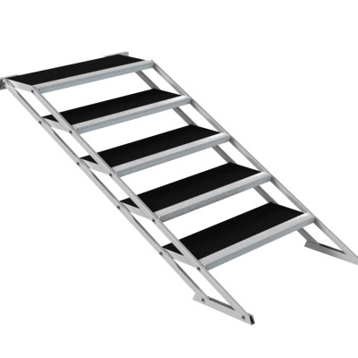 Escada de alumínio com cinco degraus antiderrapantes pretos