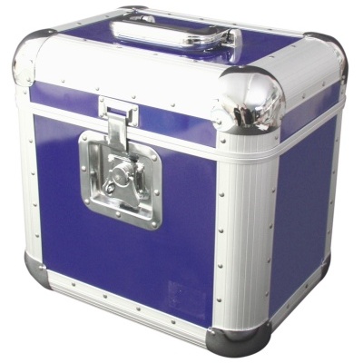 Mala rígida azul com detalhes metálicos prateados