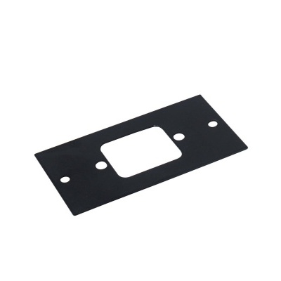 Placa preta retangular com furos sobre fundo branco