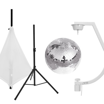 Suporte metálico branco curvo, tripé preto ajustável e bola de espelhos prateada