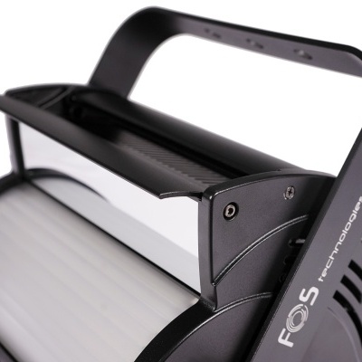 Projetor de luz profissional preto com alça e texto FOS THEPROLIGHT