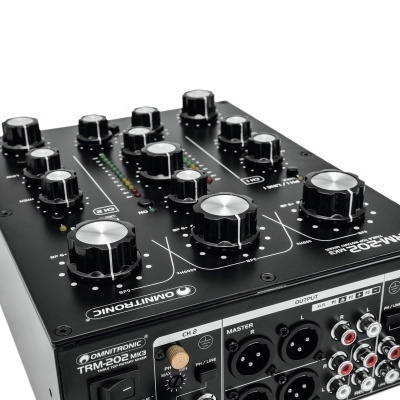 Mesa de mistura Omnitronic TRM-202 MK2 preta com botões rotativos e múltiplas entradas e saídas.