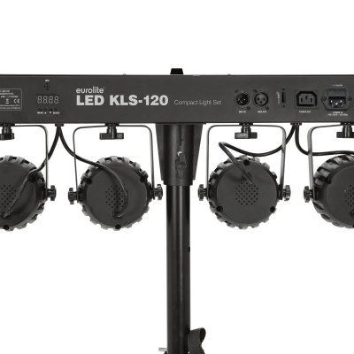 Conjunto de iluminação LED preto com quatro refletores montados numa barra e suporte