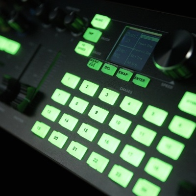 Painel de equipamento eletrónico com botões iluminados a verde