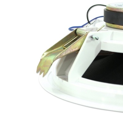 Altifalante com estrutura branca e peça metálica dourada