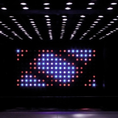 Painel LED colorido num teto escuro com luzes embutidas