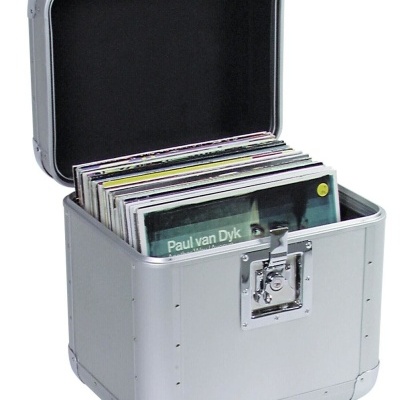 Caixa cinza de metal aberta com discos de vinil dentro