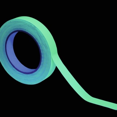 Fita adesiva verde fluorescente desenrolada