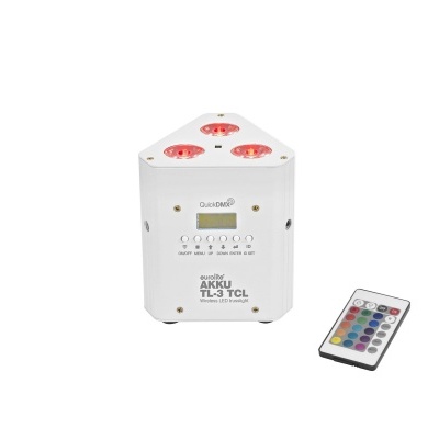 Adaptador elétrico branco com três tomadas e controle remoto colorido