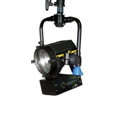 Luz de estúdio fotográfico preta com lente grande suspensa