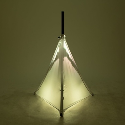 Lâmpada de chão triangular translúcida e luz branca