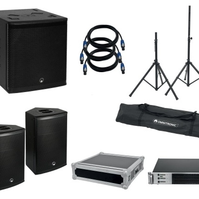 Conjunto de equipamento de áudio com colunas, subwoofer, cabos, estativas, mala de transporte e amplificador