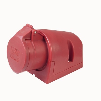 Tomada industrial vermelha com tampa articulada sobre fundo branco