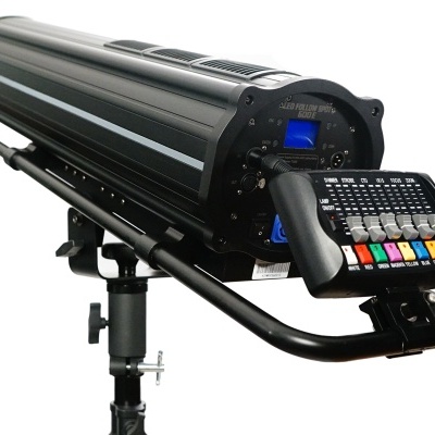 Apontador de palco preto com painel colorido montado em tripé preto