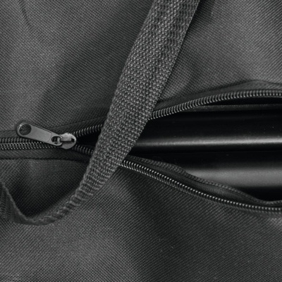 Bolsa preta com fecho aberto revelando objetos dentro