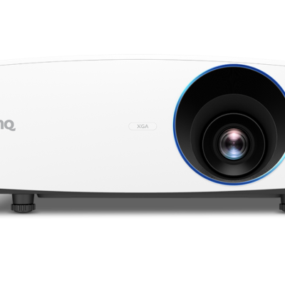 Projetor branco BenQ com lente preta e anel azul em fundo branco