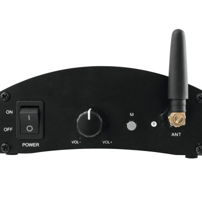 Dispositivo eletrônico preto com interruptor on/off, botão de volume e antena