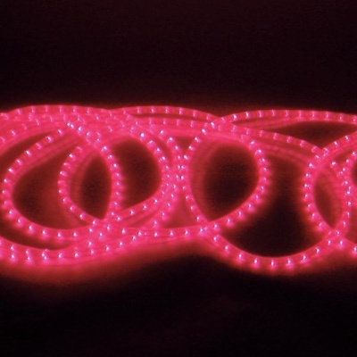 Corda de luz LED rosa com pontos luminosos ao longo do cabo flexível