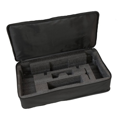 Estojo preto aberto com interior em espuma moldada para equipamento