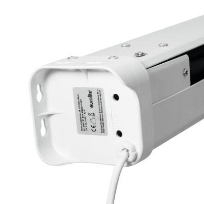 Prolongador elétrico branco com cabo e etiqueta técnica