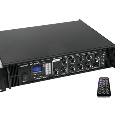 Amplificador de som preto com vários botões e visor digital, junto a comando remoto preto