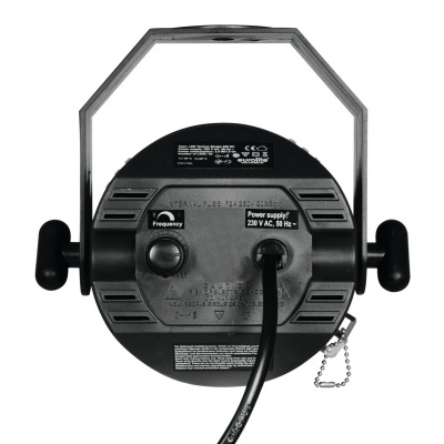 Luminária circular preta com suporte metálico e cabo elétrico