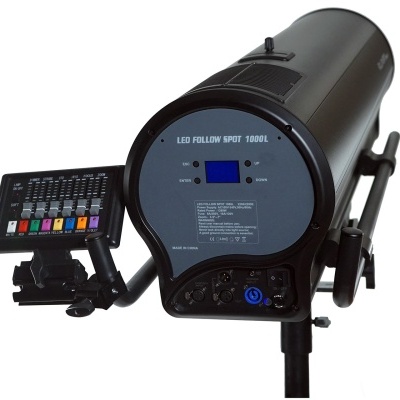 Projetor LED preto com visor digital azul e controle remoto colorido montado em tripé