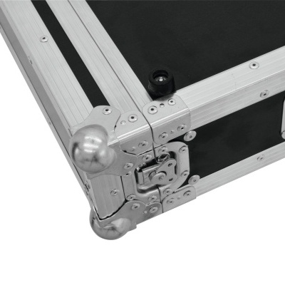 Mala rígida preta com cantos metálicos prateados e fechadura