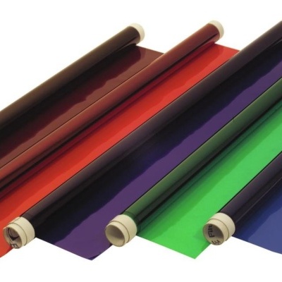 Cinco rolos de vinil adesivo colorido alinhados