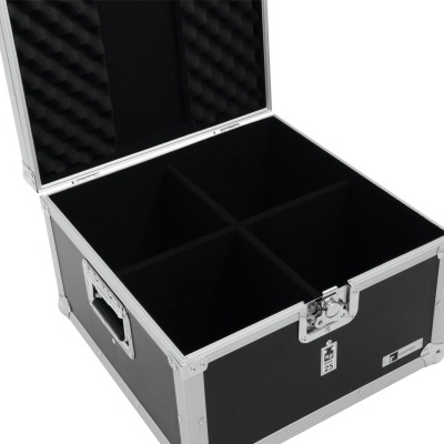 Caixa de transporte preta com interior dividido em quatro partes