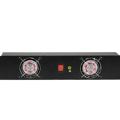 Painel eletrónico preto com ventoinhas, interruptor e luz indicadora