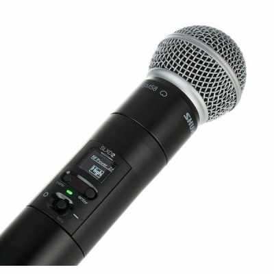 Microfone preto Shure com grelha metálica prateada e visor digital