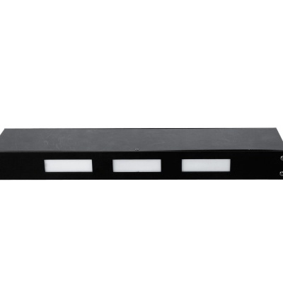 Painel retangular preto com três ecrãs brancos tipo rack