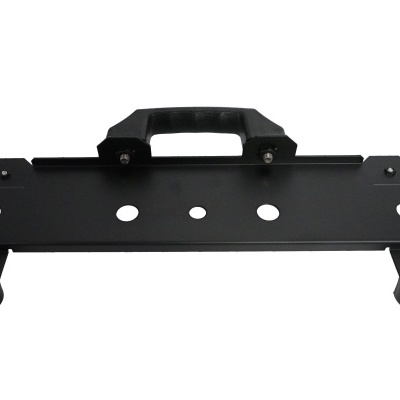 Suporte metálico preto com orifícios e pega rectangular