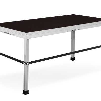 Mesa de trabalho preta com estrutura metálica prateada e barras pretas de reforço