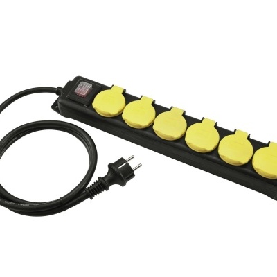 Régua de tomada preta com tampas amarelas e cabo preto