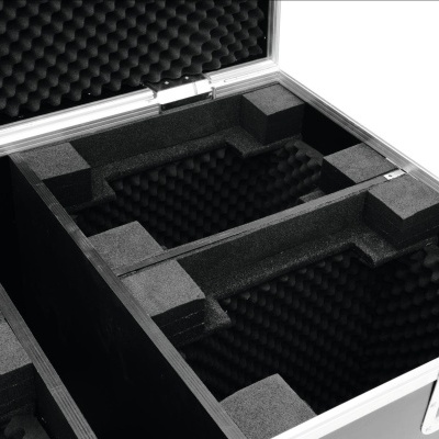 Maleta preta com compartimentos em espuma e fecho metálico