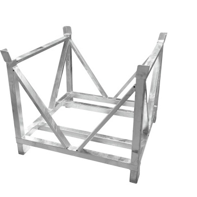 estrutura metálica em aço inoxidável prateado com reforços diagonais