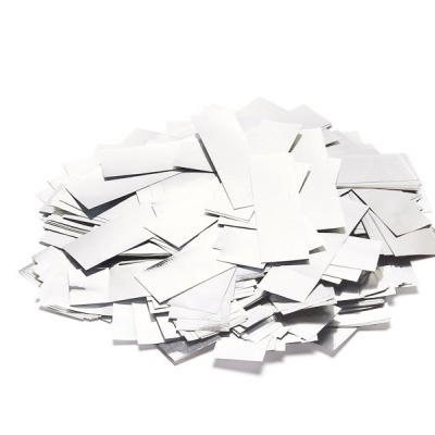 Pedaços pequenos de papel branco empilhados