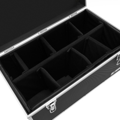 Mala organizadora preta com divisórias acolchoadas internas e fechos metálicos aberta.