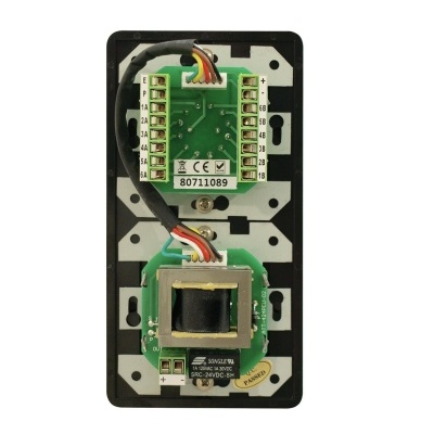 Placa eletrónica com conectores e fios, com número 80711089 e símbolos CE, em base preta