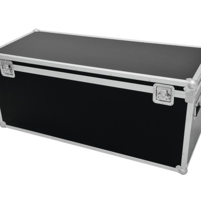 Caixa de transporte preta com estrutura metálica prateada