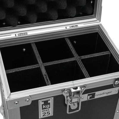 Caixa de transporte preta com compartimentos e estrutura metálica prateada