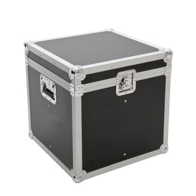 Caixa de transporte preta com detalhes metálicos prateados