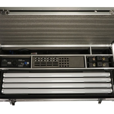 Estojo metálico aberto com tubos fluorescentes e unidade eletrónica