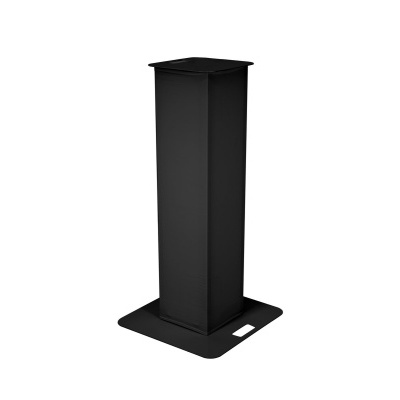 Coluna retangular preta metálica com base larga