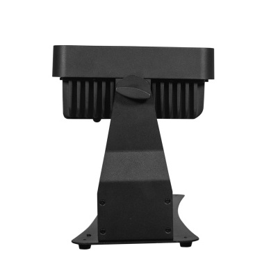 Holofote LED preto com base triangular e estrutura metálica