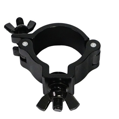 Clamp preto de metal com parafusos de aperto borboleta sobre fundo branco