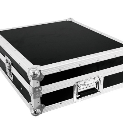 Mala de transporte preta com estrutura metálica prateada