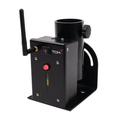 Dispositivo eletrônico preto com antena, botão vermelho e suporte metálico ajustável